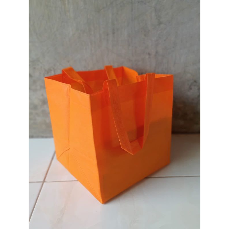 

Tas spumbond 22x22(1 lsn/12 biji)Tas hajatan/Tas box nasi/Tas sovenir/Goodie bag