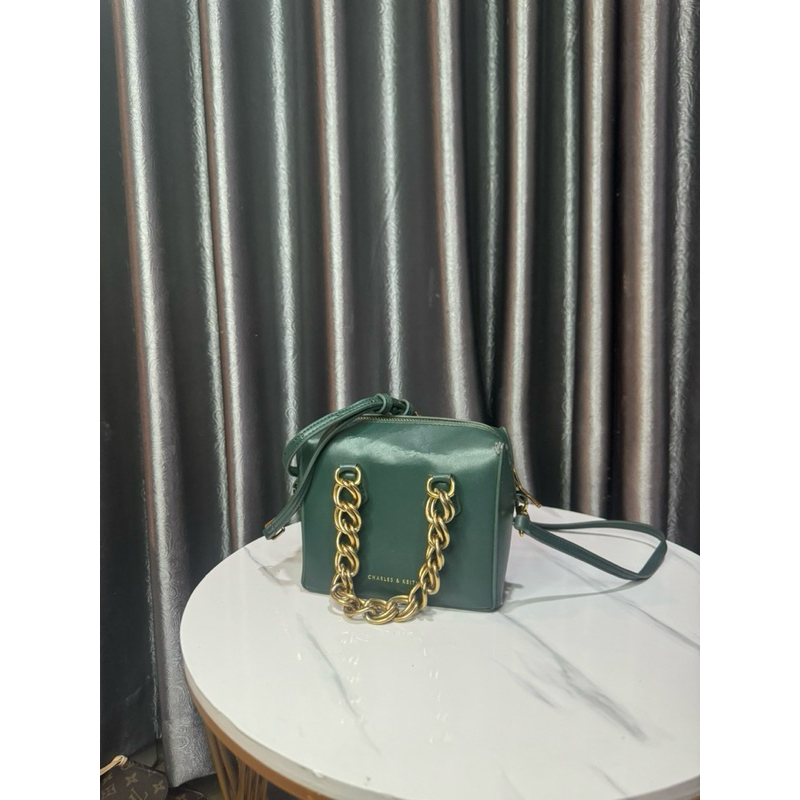 CHARLES AND KEITH slingbag