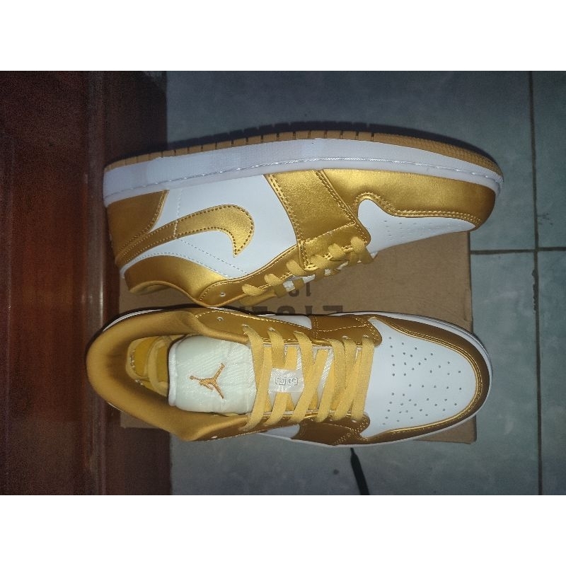 AJ1 Low White Pollen