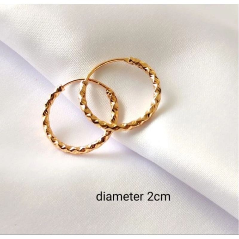 Anting gipsi bulat emas muda kadar 15% (1,5 gram)