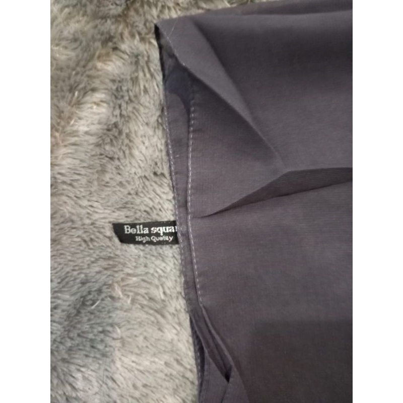 Bella Square warna abu tua