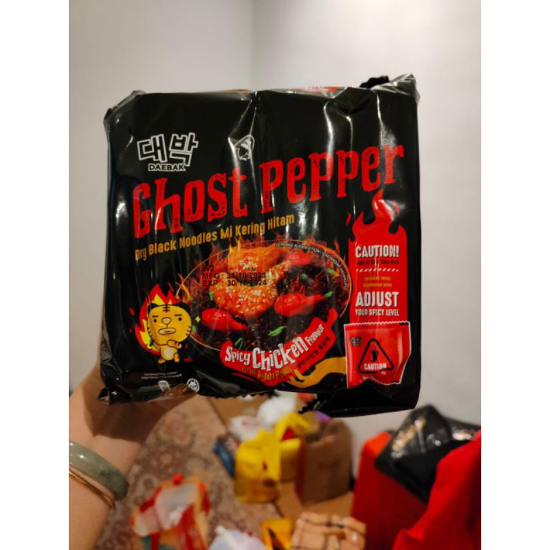 

daebak ghost pepper dry black noodles (isi 4)