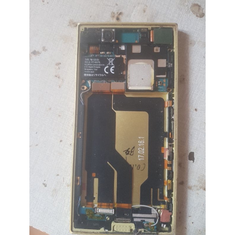 sony xzs au minus lcd