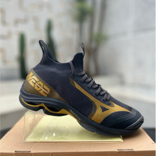 Promo sepatu voli WL NEO 2 Black gold Mizuno Sepatu Volley Wave Lightning Neo 2 Black Oyster Mp Gold