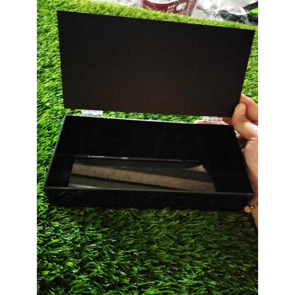 Kotak Akrilik Penyimpanan Koleksi Antik Hitam Dengan Tutup Engsel