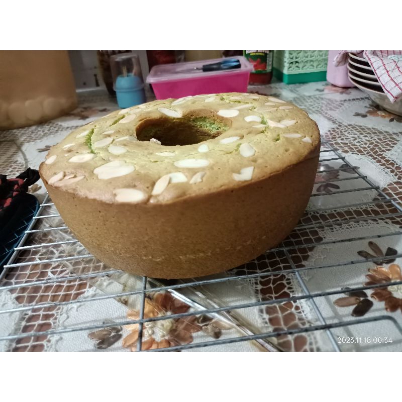 

Bolu Pandan Topping Almond