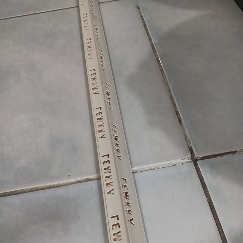 Tile Trim Teltrim List Lis Plastik Kramik Keramik Granit Kuku Macan 120Cm 120 Cm