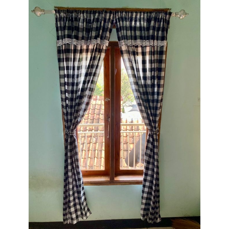 tirai jendela dan pintu motif kotak besar variasi renda putih