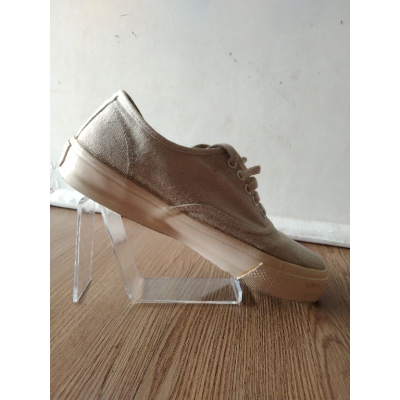 Preloved sepatu Johnson cream