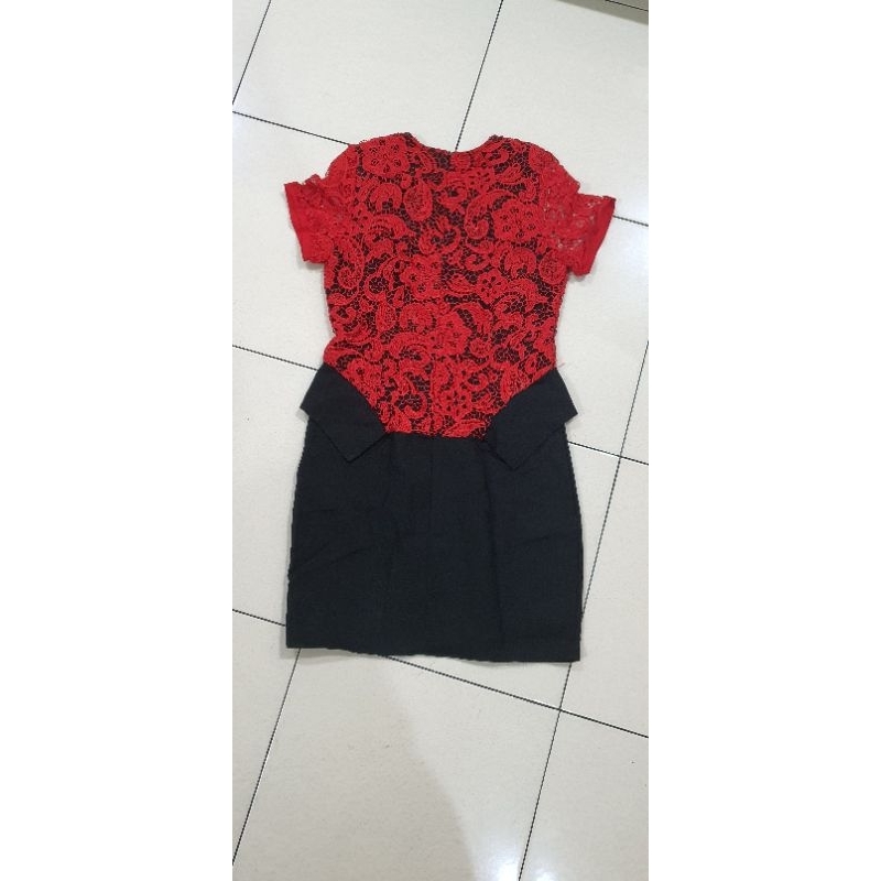 Dress wanita warna Merah atas brukat lengan pendek