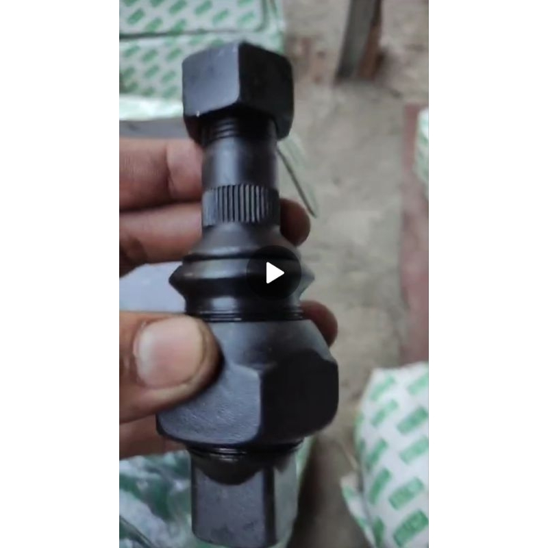 Baut roda belakang Canter LH (kiri)