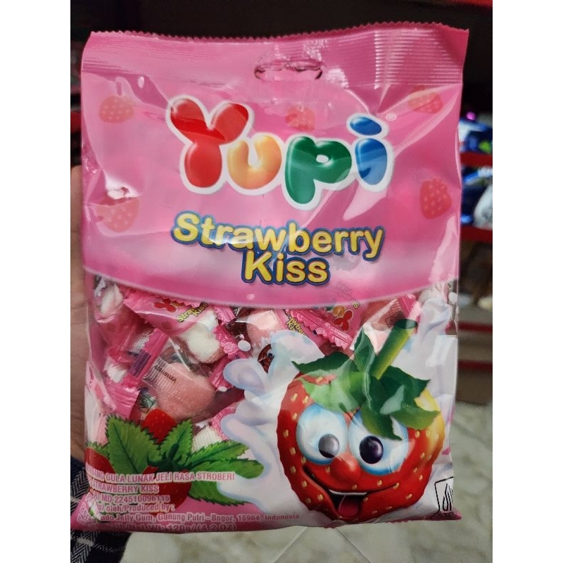 

Yupi Strawberry Kiss Permen 120gr