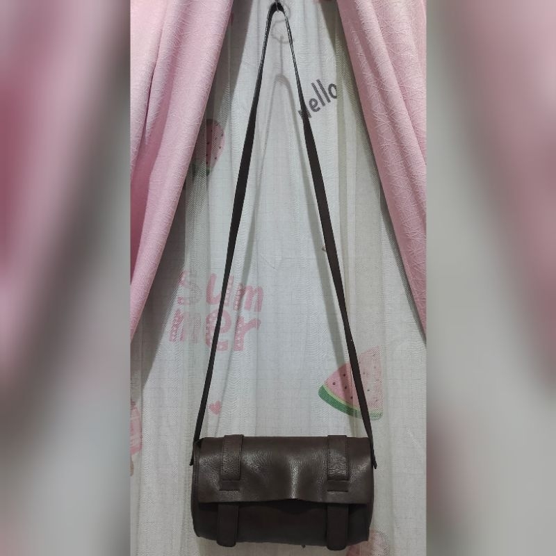 tas sling bag kulit asli. tas sling preloved. tas sling tabung
