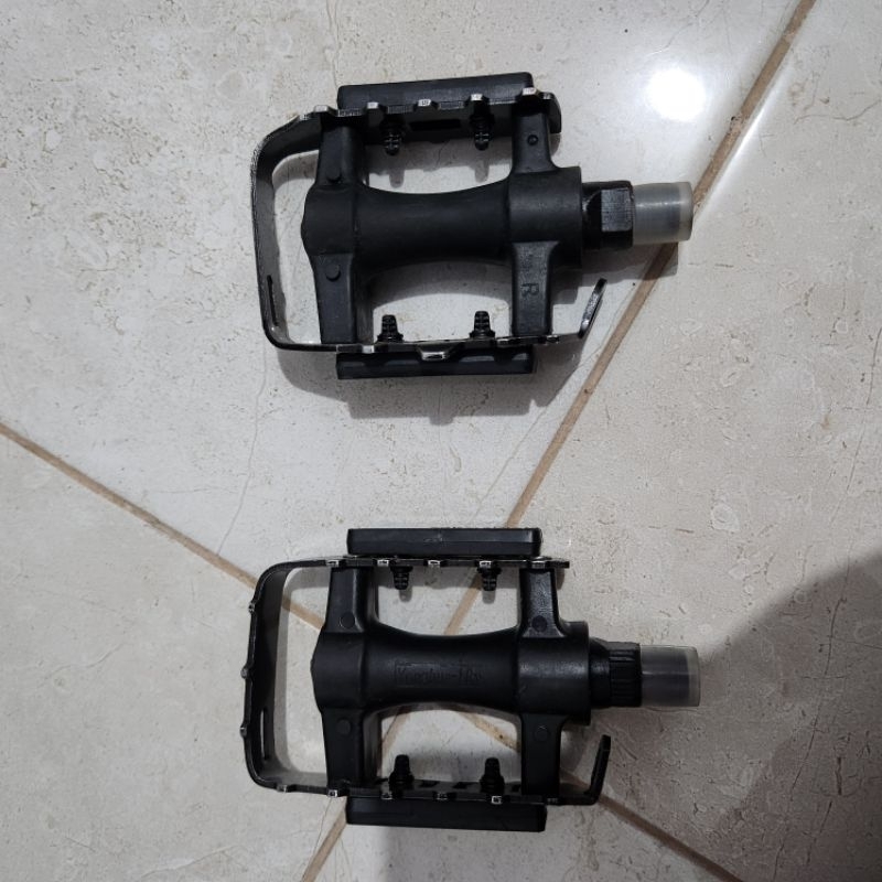 Pedal Besi Hitam Sepeda