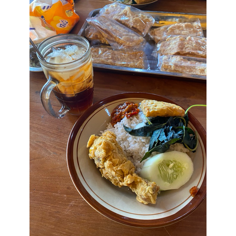 

nasi beserta lauk pauk