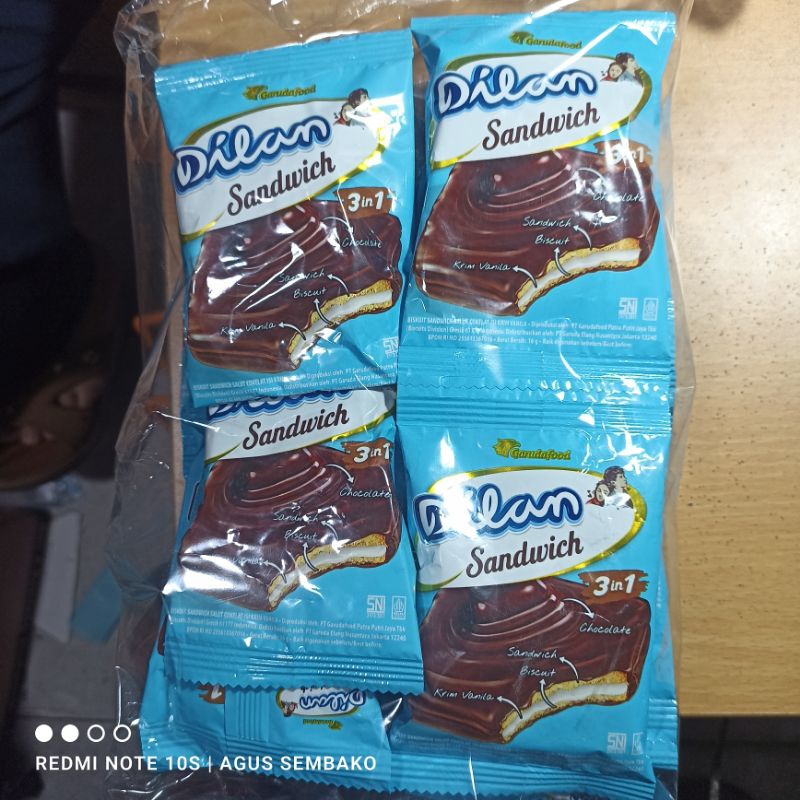 

1 pak dilan chocolate sandwich isi 20 bungkus