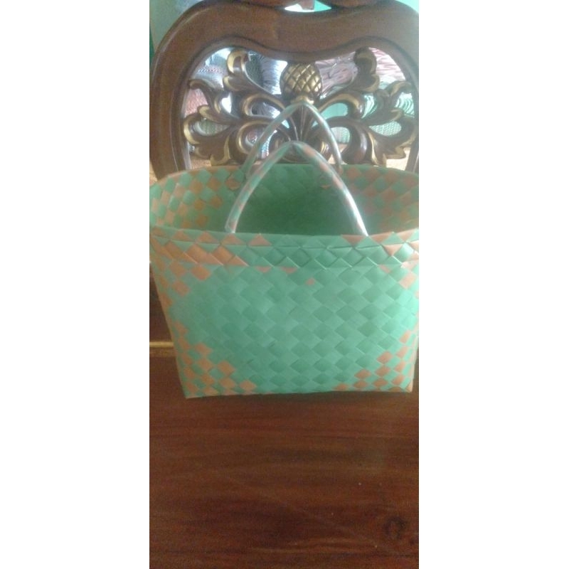 TAS ANYAMAN PLASTIK BERKATAN TANGGUNG (M)