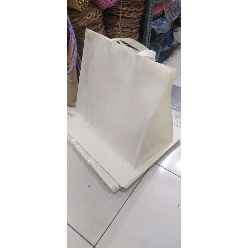 

tas kain spunbond model jahitan tebal isi 12 pcs (42*25*42)