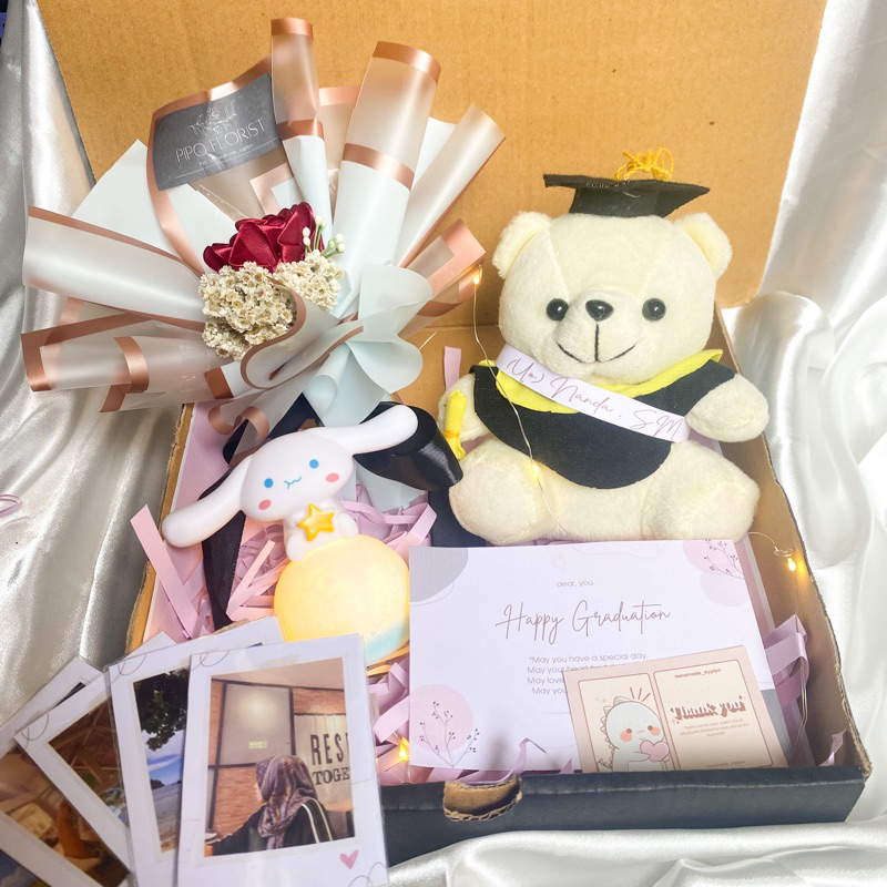 

Hampers boneka buket bunga / Hampers Ulang Tahun / Giftbox Boneka Buket Bunga / Hampers Ulang Tahun / Hampers graduation Boneka Buket / Hampers segala acara