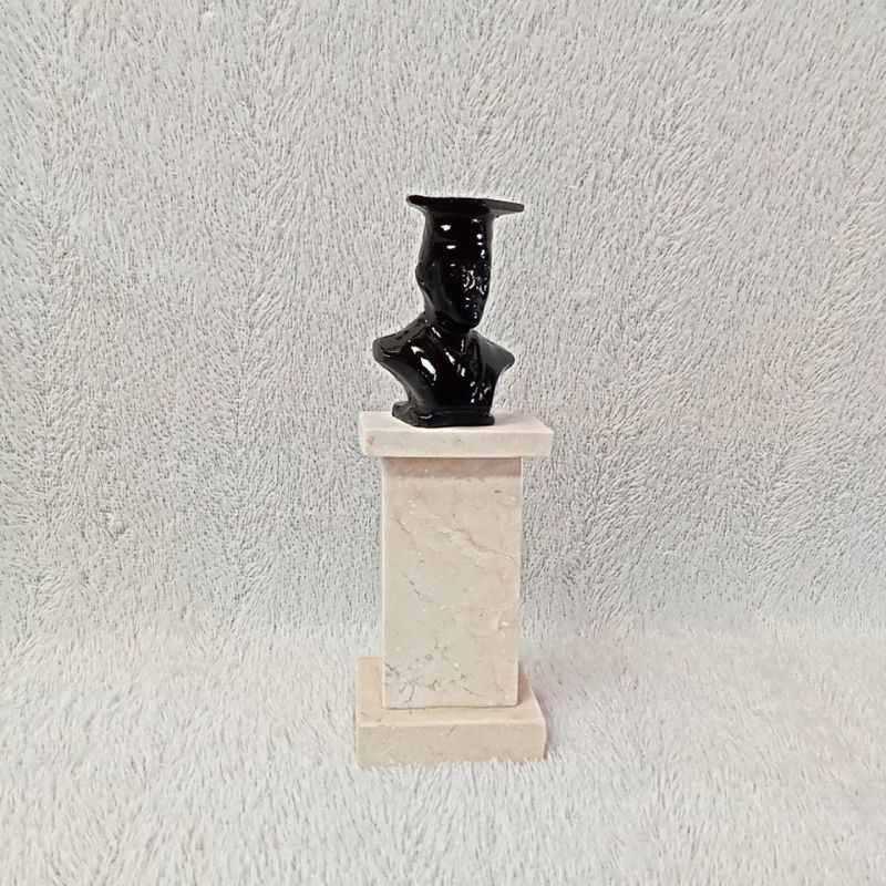 PATUNG WISUDA KAKI MARMER(-+21 cm)