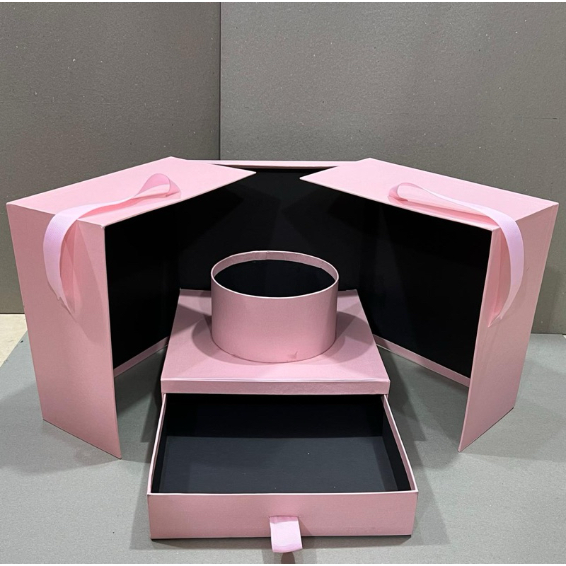 

bloombox / bloombox bunga / box bunga / box petak / box love / box bulat / box kado / box kado custom / box unik / box buket / box wisuda / box toga