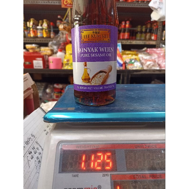 

Minyak Wijen Lee Kum Kee Pure Sesame Oil 750mL