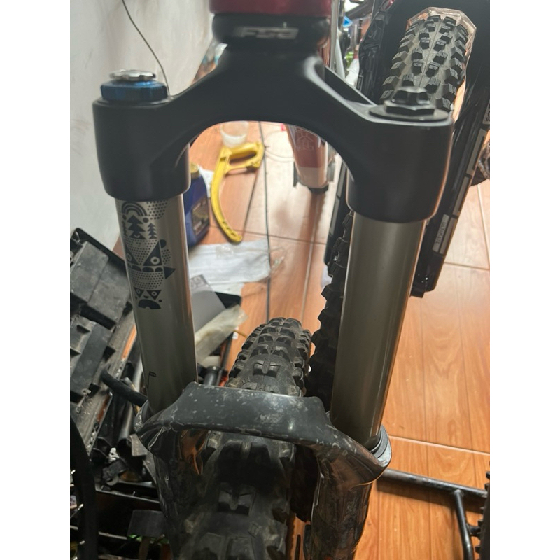 fork rockshock Totem stantion besar air tato