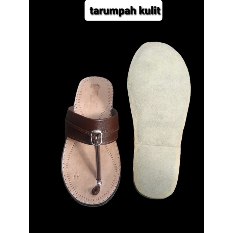 Sandal kulit tarumpah pria dewasa.