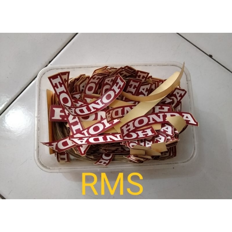 

stiker honda kecil ukuran lebih 6cm sampek 7cm warna dasar merah