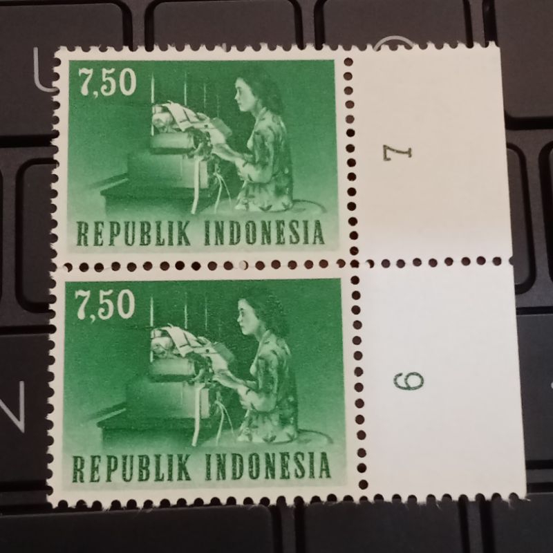 

Perangko Kuno Kendaraan dan Lalu Lintas Blok 2 Keping 7.5 Rupiah Mint - Prangko
