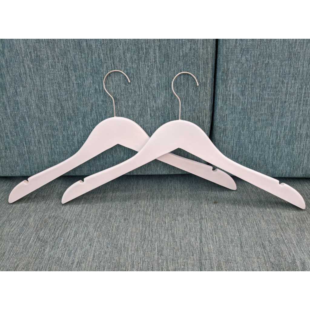 HANGER KAYU DEWASA  WARNA PUTIH  ( CAT DUCO )