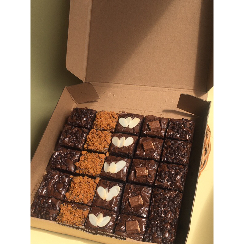 

Party mix Fudgy brownies By @cookieveryday_