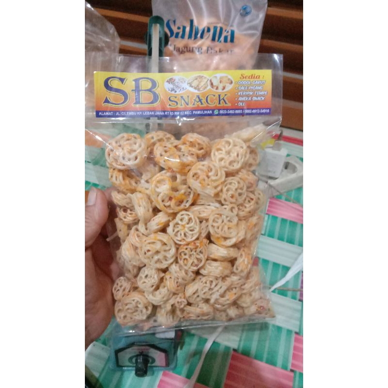 

cemilan snak mulai dari yang kemasan kecil & kiloan