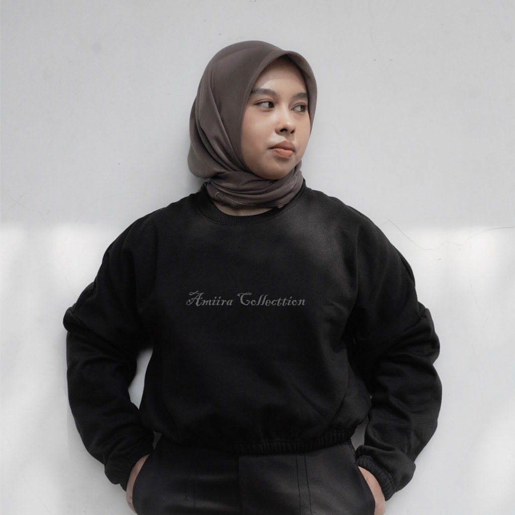 Amiira - Crewneck Sweater Crop Basic Hitam Polos Wanita Korean Cotton Fleece