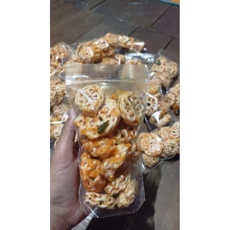 

Kerupuk seblak rafael Snack pedas gurih enak murah