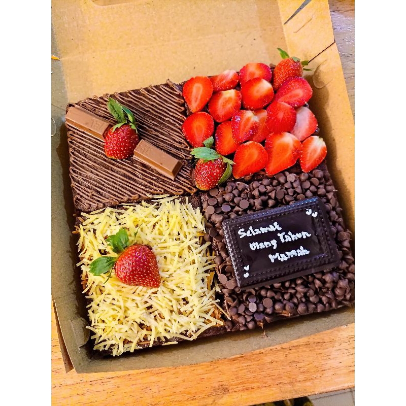 

Hampers Kue Brownies Cokelat isi 4 Varian Kue Topping Cokelat Keju Chocochips Strawberry Kitkat Cantik Ukuran 22 x 22