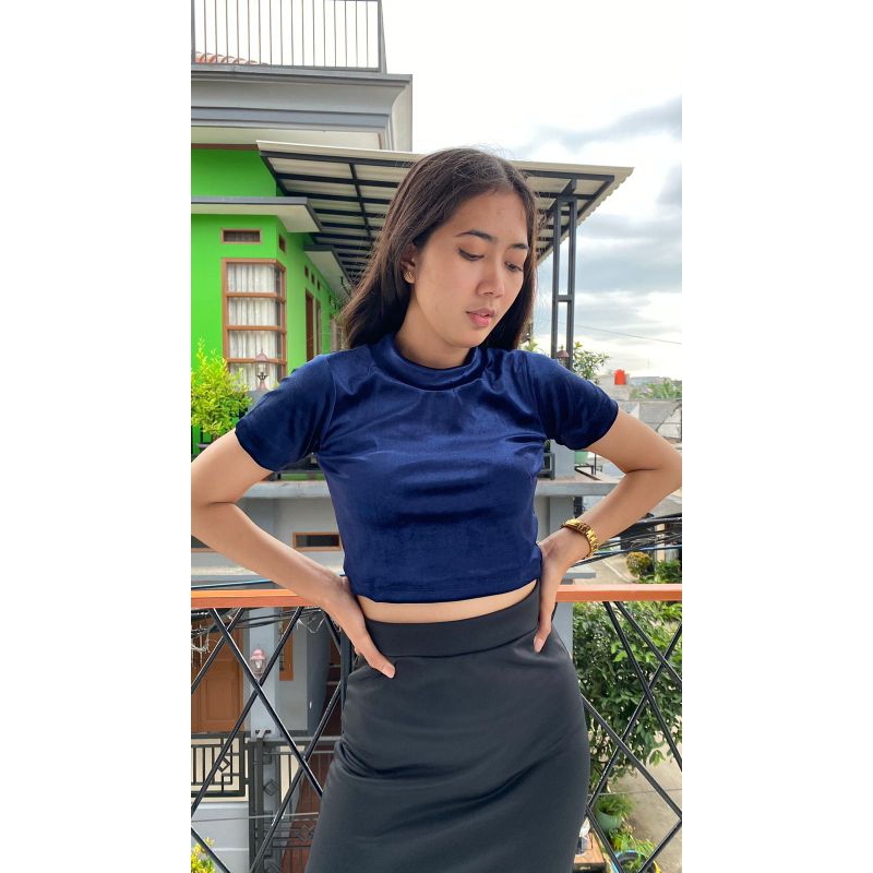 Adored - Vika Atasan Crop Top Bludru Turtle Neck 024