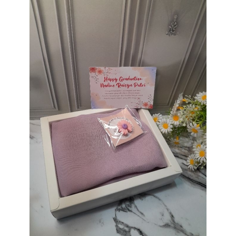 Hampers hijab umama segi 4 paris premium. untuk kado ultah wisuda hari ibu guru / pacar / teman free