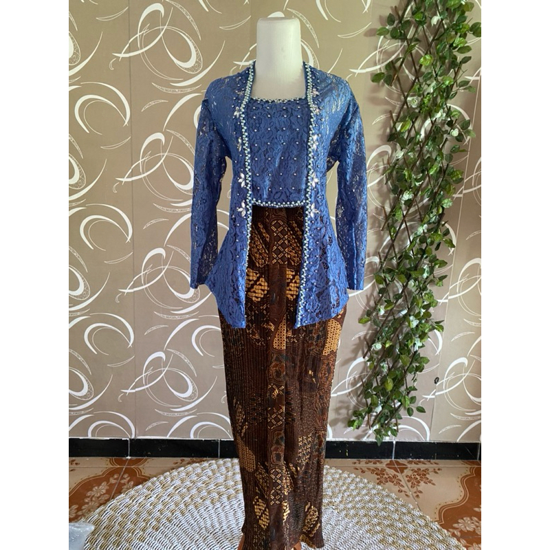 Broklat kutu baru batu/Kebaya modern