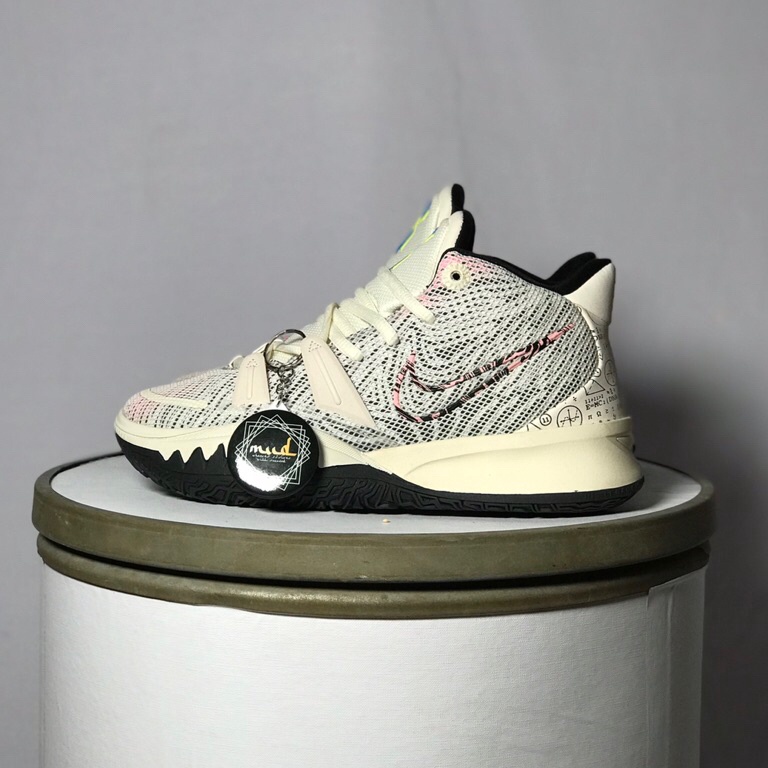 KODE V17N SEPATU BASKETBAL WOMES NI KYRIE 7 EP PALE IVORY