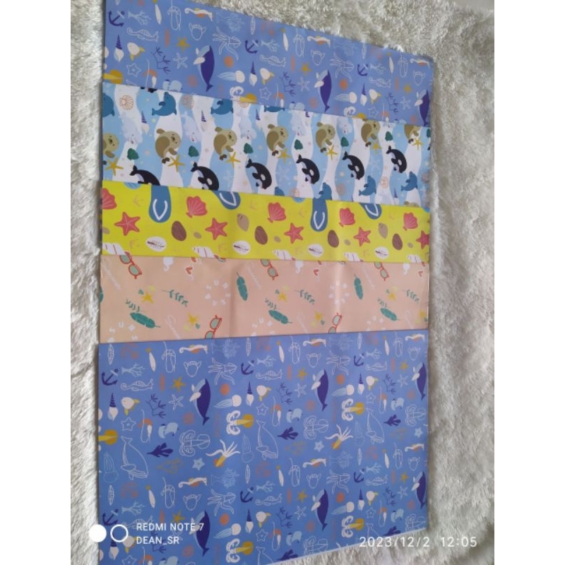 

Kertas Kado Kiki 1 Pack Isi 50 Lembar motif abstrak, batik dan motif anak