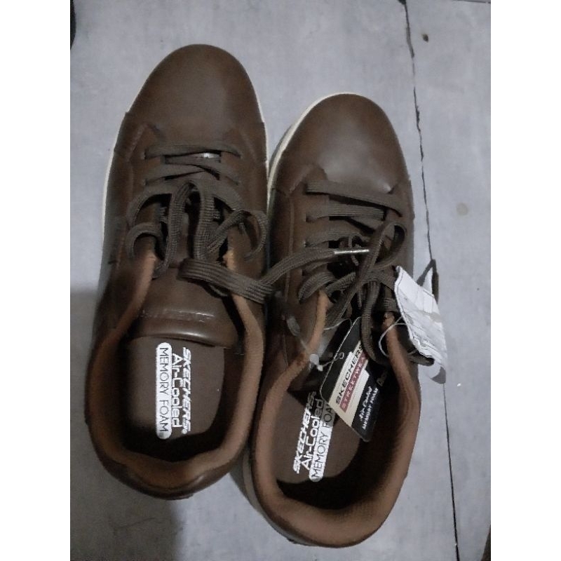 sepatu merk Skechers warna coklat