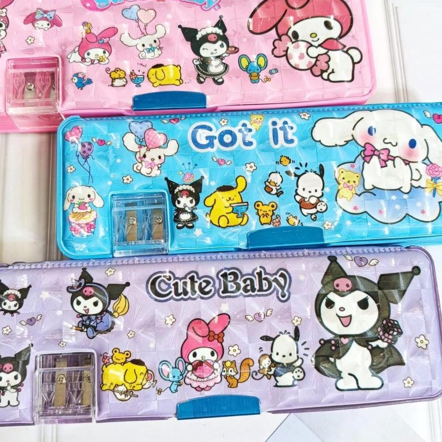 

KP8 Kotak Pensil Magnet SANRIO Spesial Edition Tempat Pensil Sanrio CUTE 2 Sekat ada kerikan nya ready 3 Variant Pink Biru Ungu Kualitas Terbaik bisa Grosir dan COD