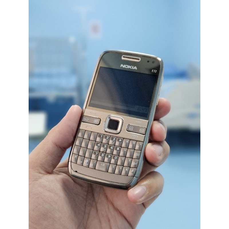 Hp Jadul Nokia E72 Gold Mulus Langka Kolektor item E7 N8 N9 E90 N95