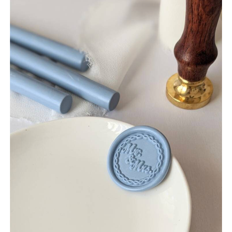 

Ring Mr Mrs (Storm) - 1 Pcs Wax Seal Sticker Undangan WAXSEALCOIN Vintage / Tanpa Minimum / 1 Pcs/ Termasuk Double tape / Lilin Wax Seal Vintage (promocoin)