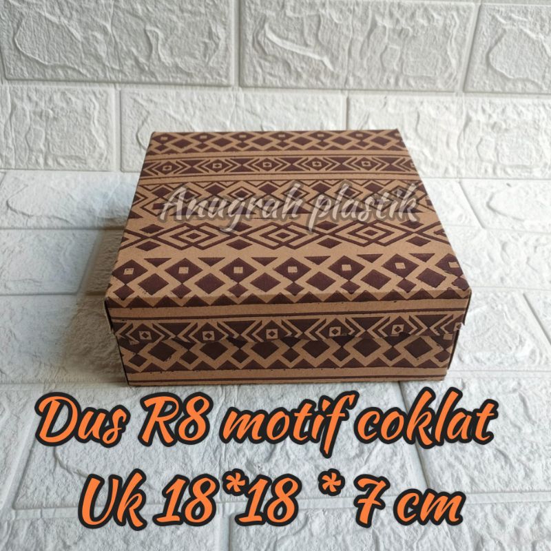 

Dus R8 Motif Batik Monokrome / Dus nasi uk 18 x 18 Coklat Kraft PER 10 pcs