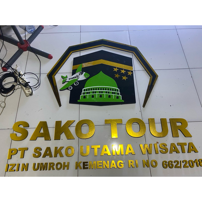 papan nama akrilik timbul gold