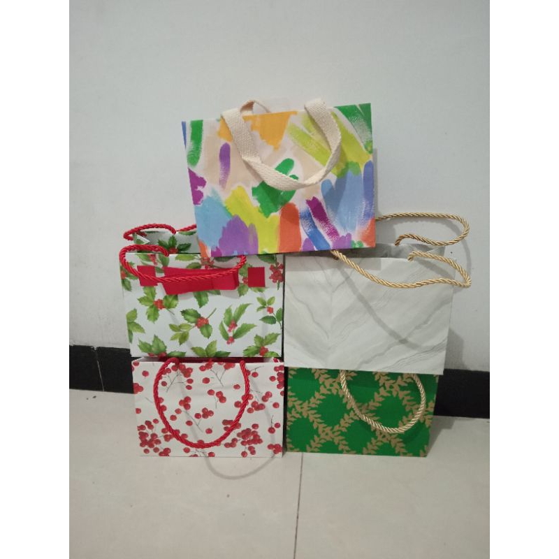 

tas kertas motif hijau. small