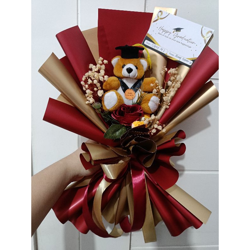 

BUKET WISUDA / BUNGA WISUDA / GIFT WISUDA / HAMPERS WISUDA / WISUDA / GRADUATION / BONEKA WISUDA / KADO