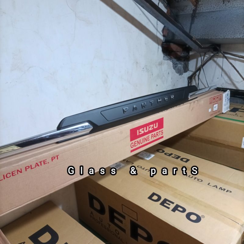 ORNAMEN GARNIS  LISH CRHOME BELAKANG ISUZU PANTHER KAPSUL ORIGINAL